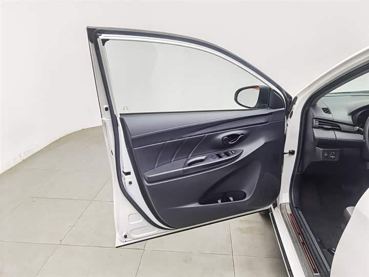 Фото 8 - Toyota Yaris L Hatchback