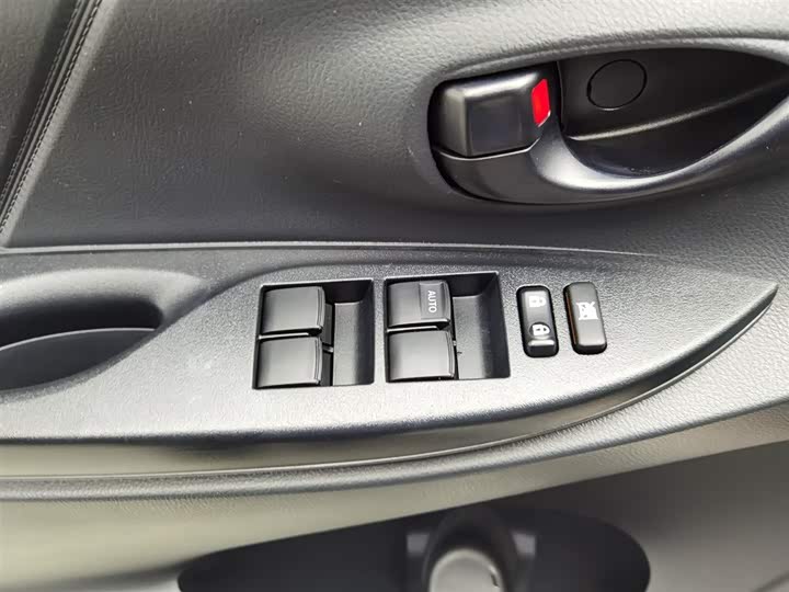 Фото 9 - Toyota Yaris L Hatchback