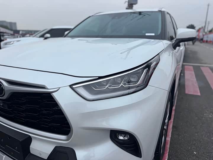 Фото 8 - Toyota Highlander