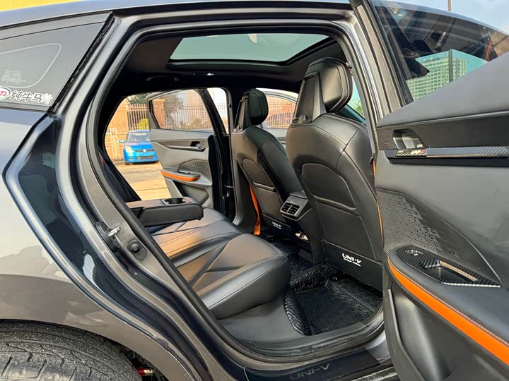 Фото 8 - Changan UNI-V