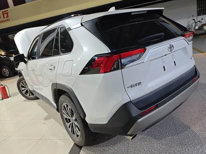 Фото 4 - Toyota RAV4