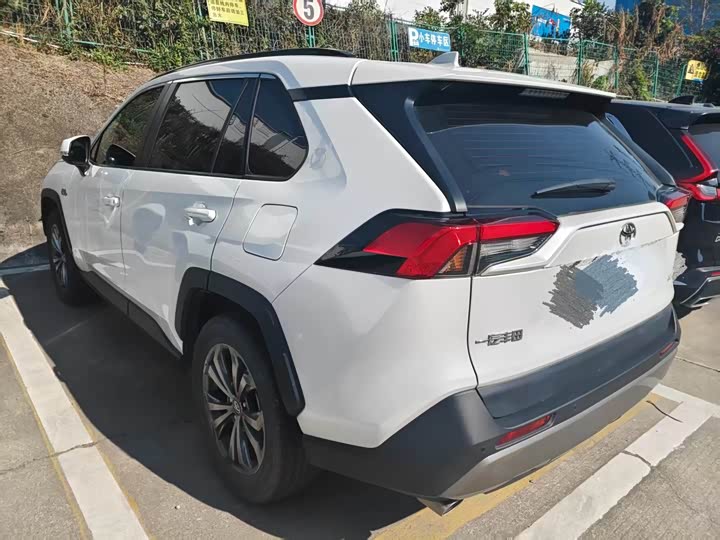 Фото 6 - Toyota RAV4