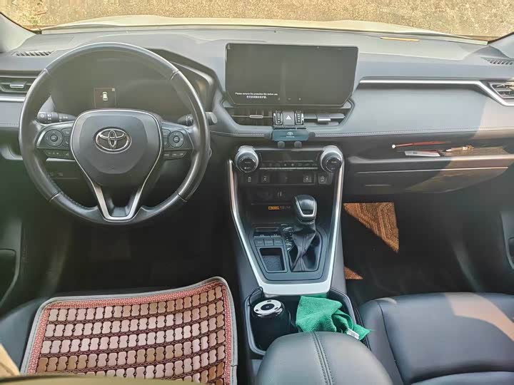 Фото 8 - Toyota RAV4