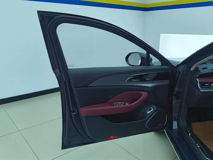 Фото 7 - Hongqi H5