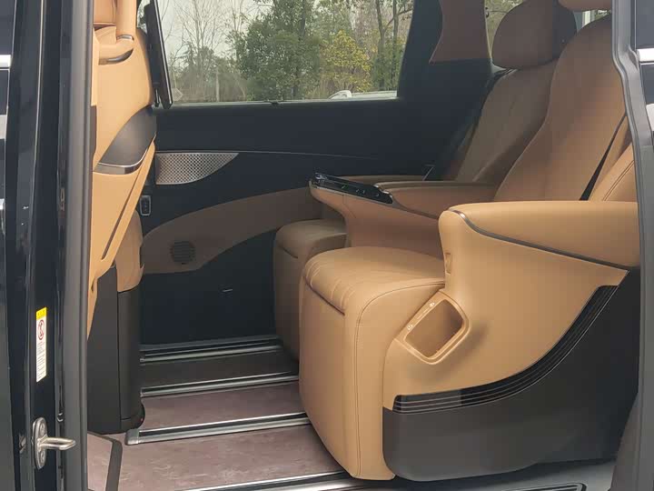 Фото 7 - Denza D9