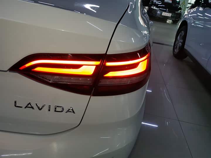 Фото 8 - Volkswagen Lavida