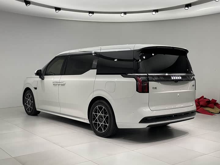 Фото 7 - Zeekr 009