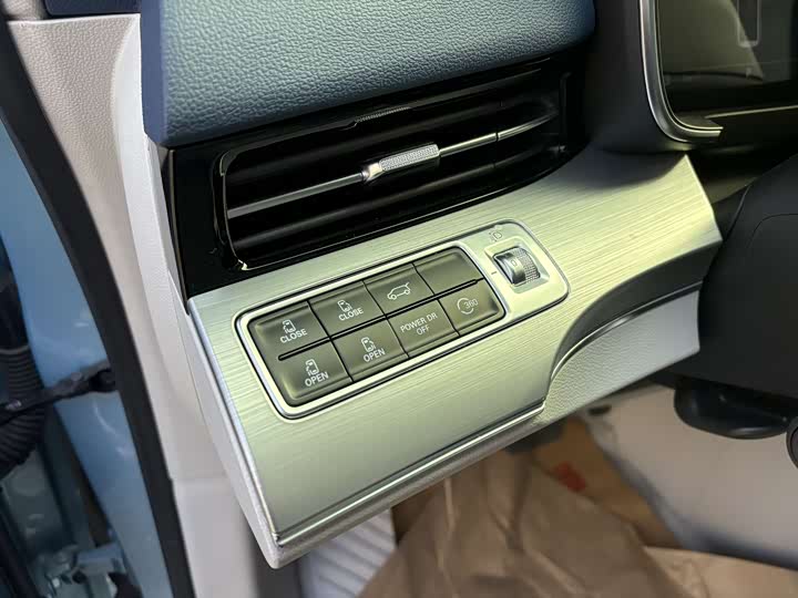 Фото 9 - Roewe iMax 8