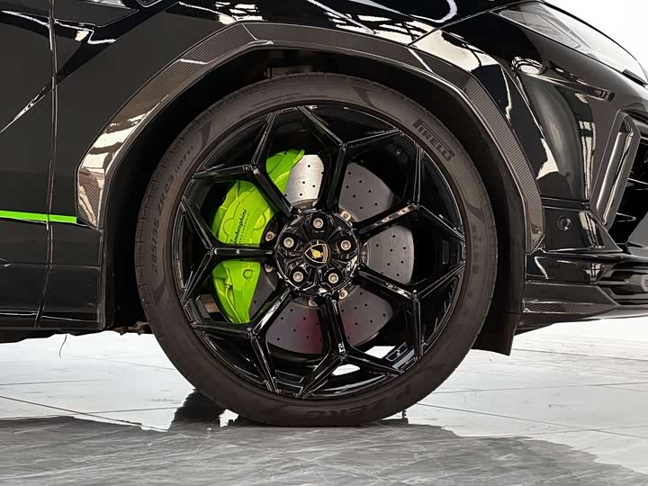 Фото 8 - Lamborghini Urus