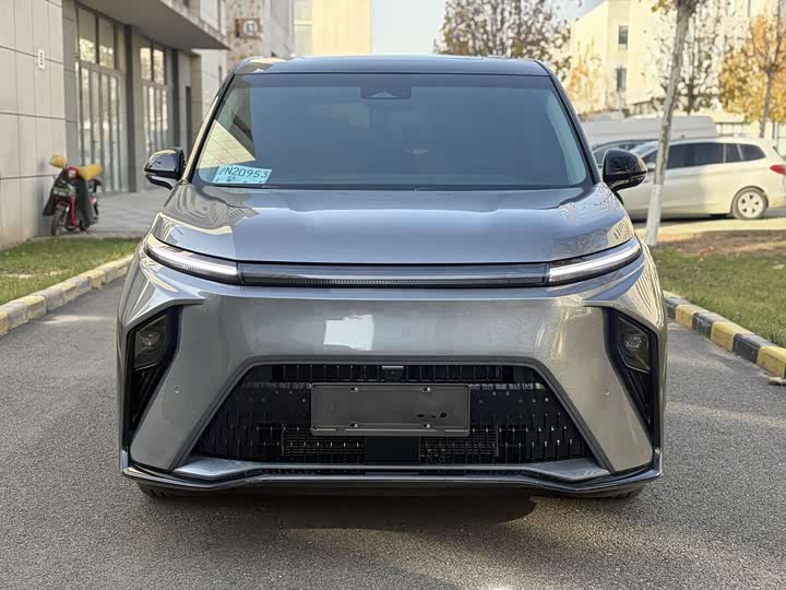 Фото 2 - Maxus Mifa 9