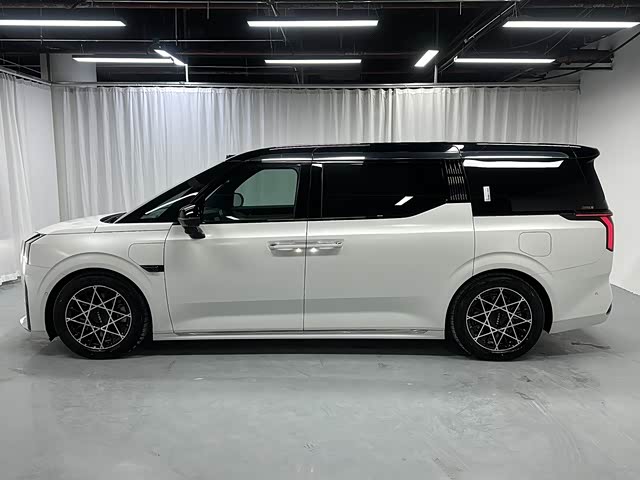 Фото 3 - Zeekr 009