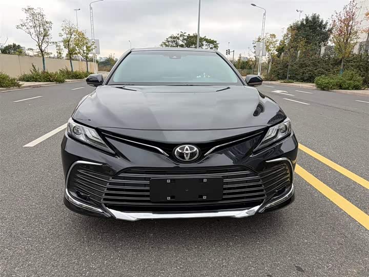 Фото 2 - Toyota Camry