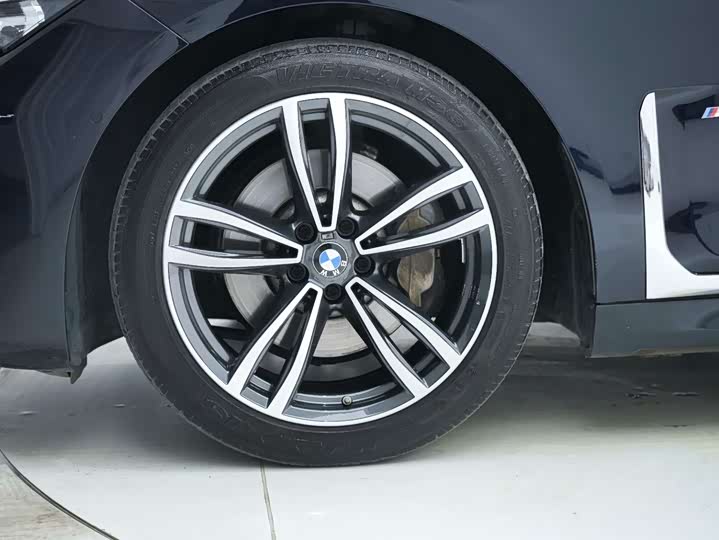 Фото 8 - BMW 7 Series