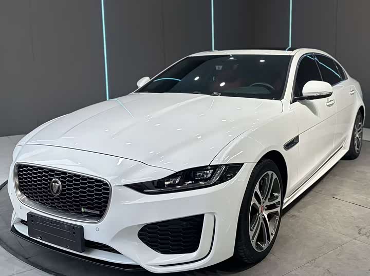 Фото 1 - Jaguar XE L
