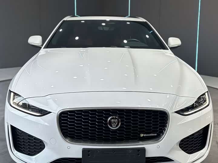 Фото 2 - Jaguar XE L