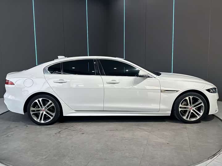 Фото 4 - Jaguar XE L