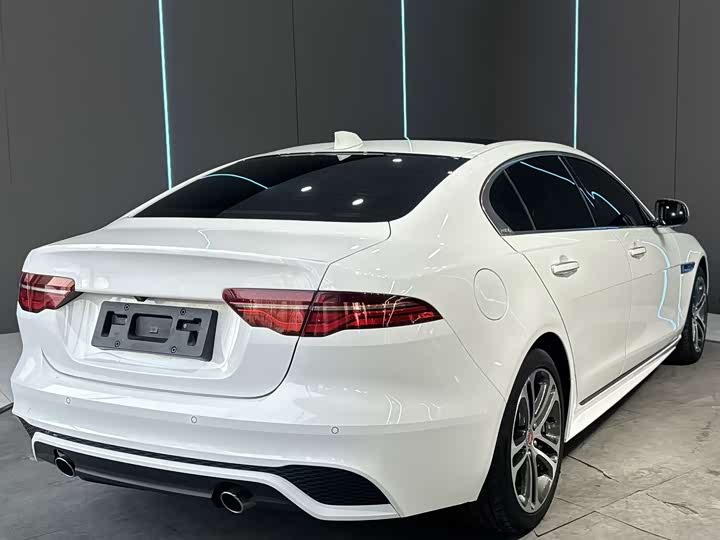 Фото 6 - Jaguar XE L