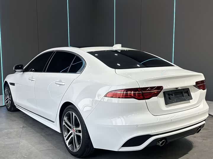 Фото 8 - Jaguar XE L