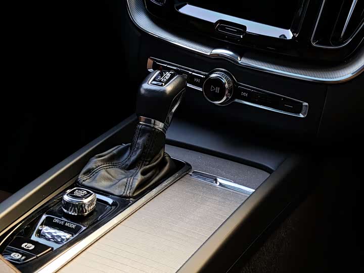 Фото 8 - Volvo XC60