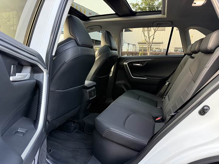 Фото 9 - Toyota Wildlander