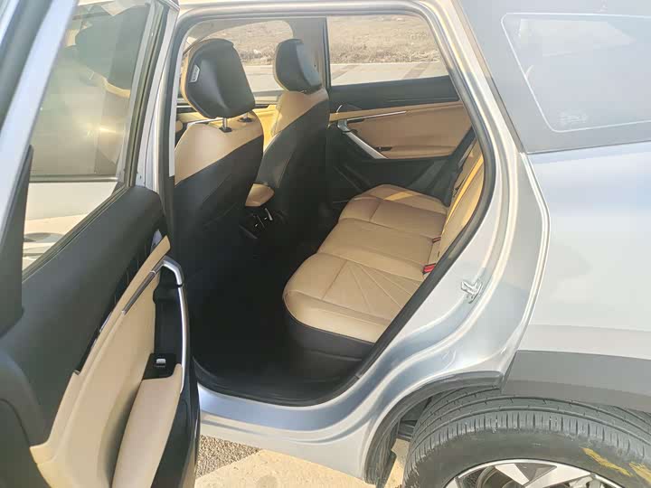 Фото 4 - Geely Atlas L