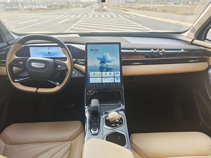 Фото 8 - Geely Atlas L