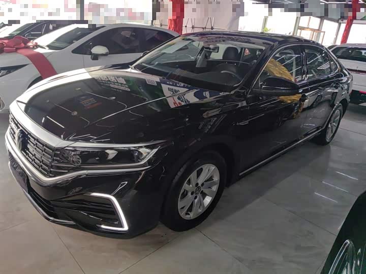 Фото 1 - Volkswagen Passat Hybrid