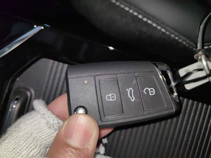 Фото 9 - Volkswagen Passat Hybrid