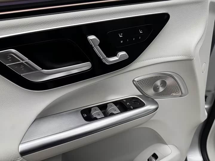 Фото 9 - Mercedes-Benz EQE SUV