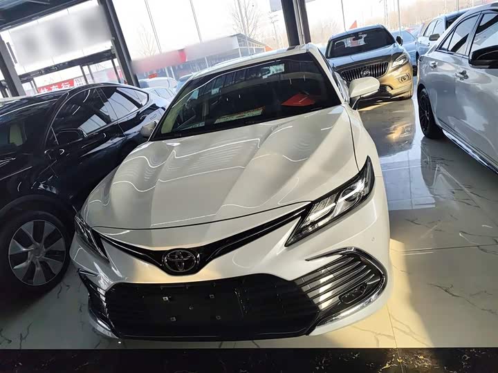 Фото 3 - Toyota Camry