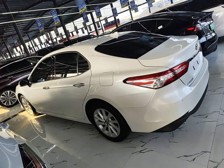 Фото 5 - Toyota Camry