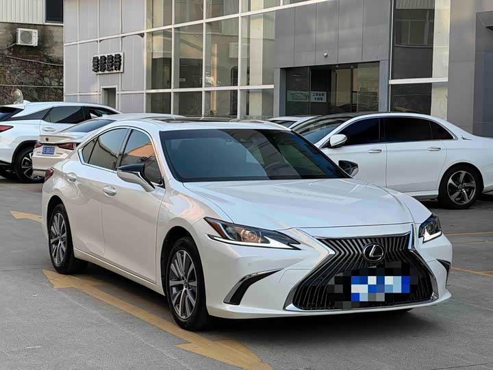 Фото 1 - Lexus ES