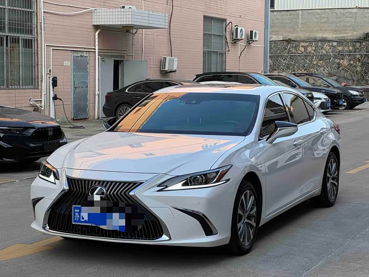 Фото 3 - Lexus ES