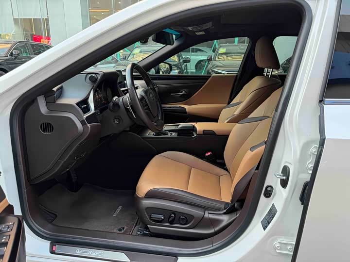 Фото 4 - Lexus ES