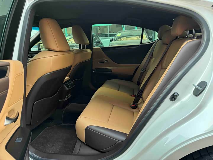 Фото 5 - Lexus ES