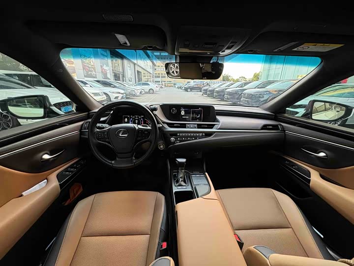 Фото 6 - Lexus ES