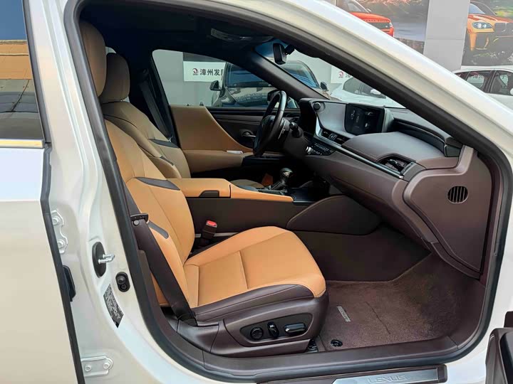 Фото 7 - Lexus ES