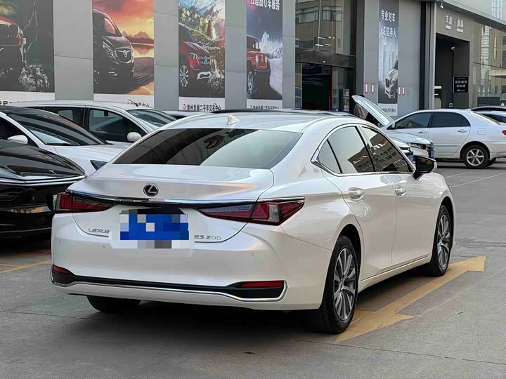 Фото 8 - Lexus ES