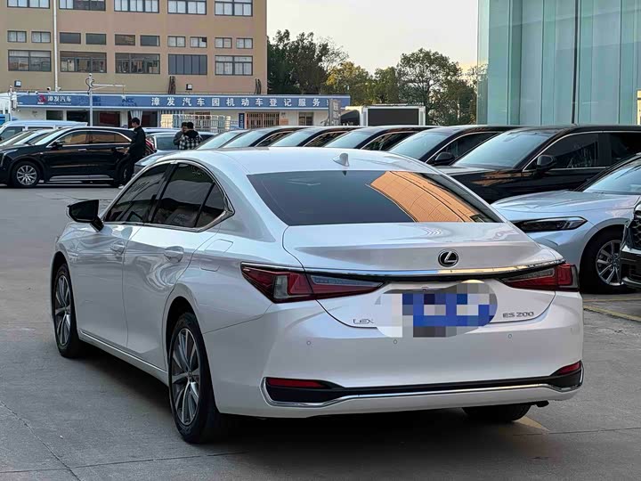 Фото 9 - Lexus ES