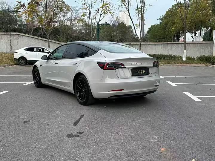 Фото 4 - Tesla Model 3