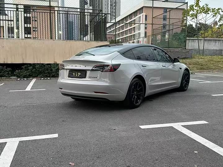 Фото 6 - Tesla Model 3