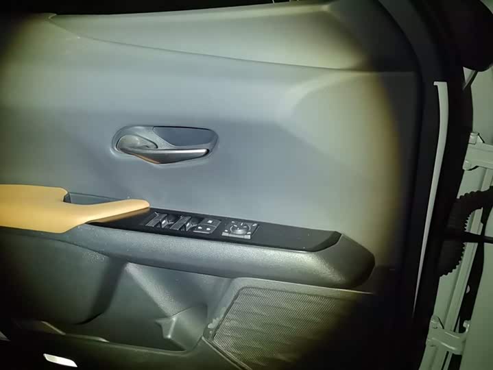 Фото 7 - Lexus UX Hybrid