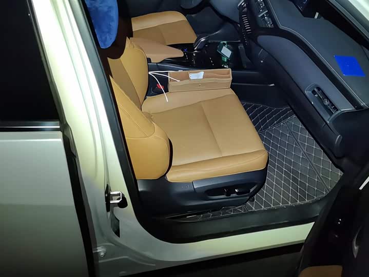 Фото 8 - Lexus UX Hybrid