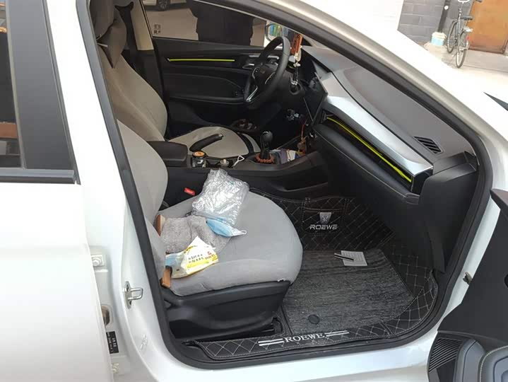 Фото 8 - Roewe i5