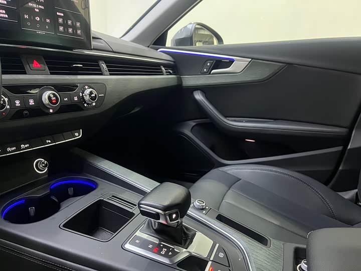 Фото 8 - Audi A4L