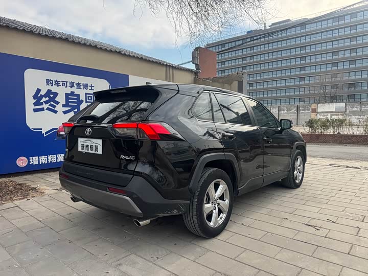 Фото 4 - Toyota RAV4