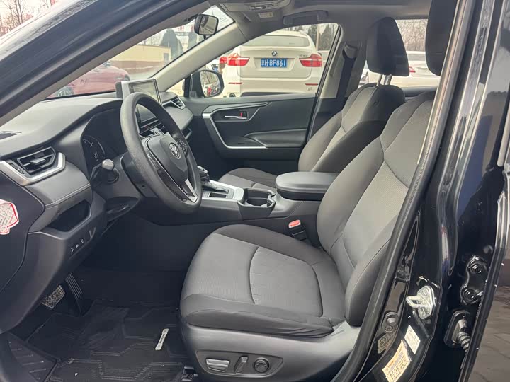 Фото 7 - Toyota RAV4