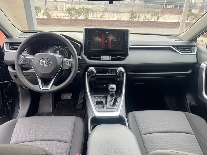 Фото 9 - Toyota RAV4