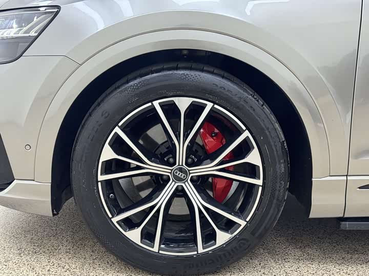 Фото 8 - Audi Q8