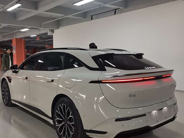 Фото 3 - Zeekr 007 GT